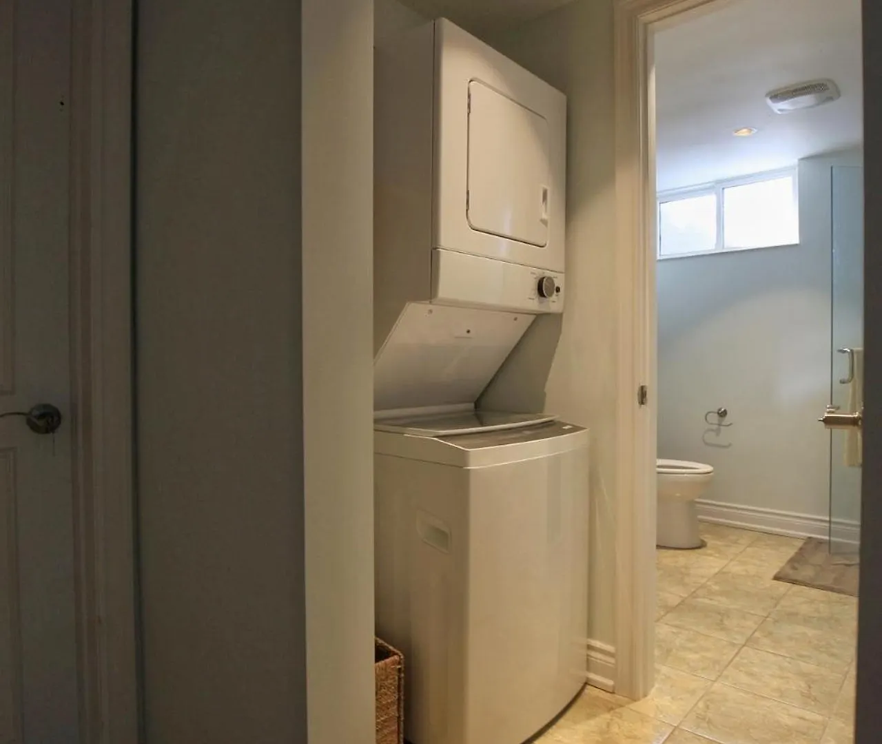 Проживание в семье Bayview Village Private Suite Торонто
