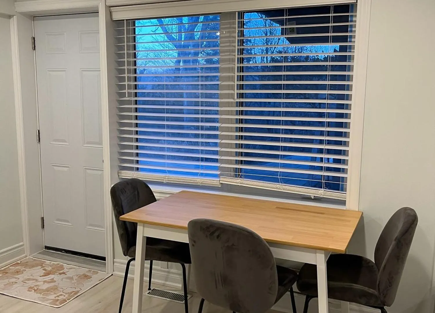 Проживание в семье Bayview Village Private Suite Торонто