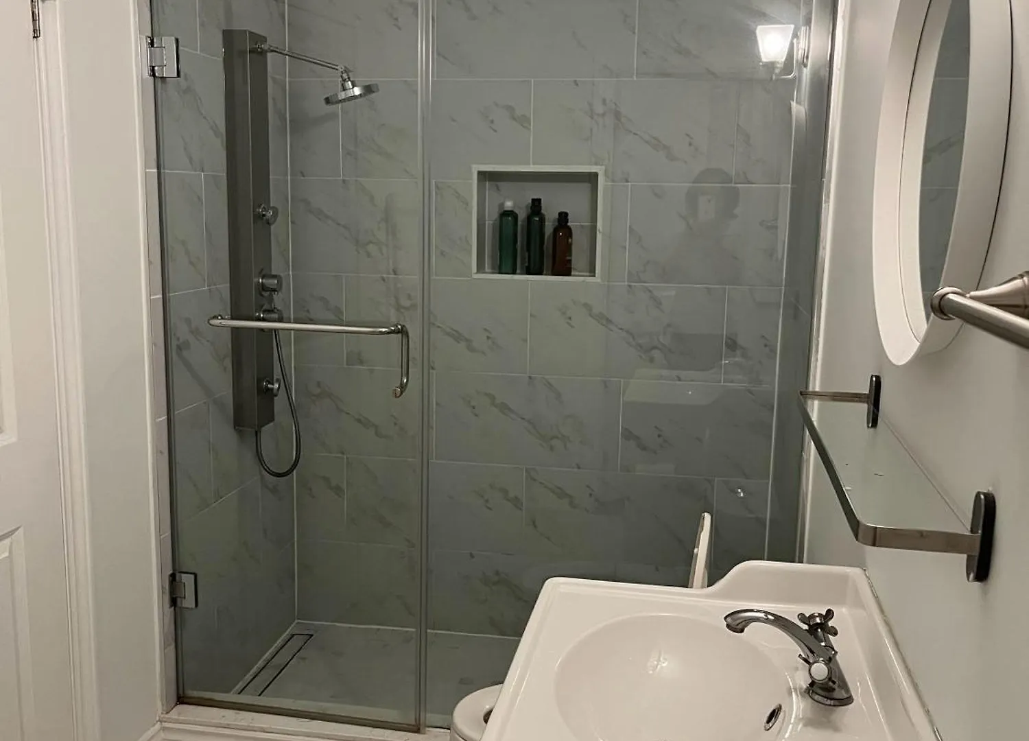Проживание в семье Bayview Village Private Suite Торонто